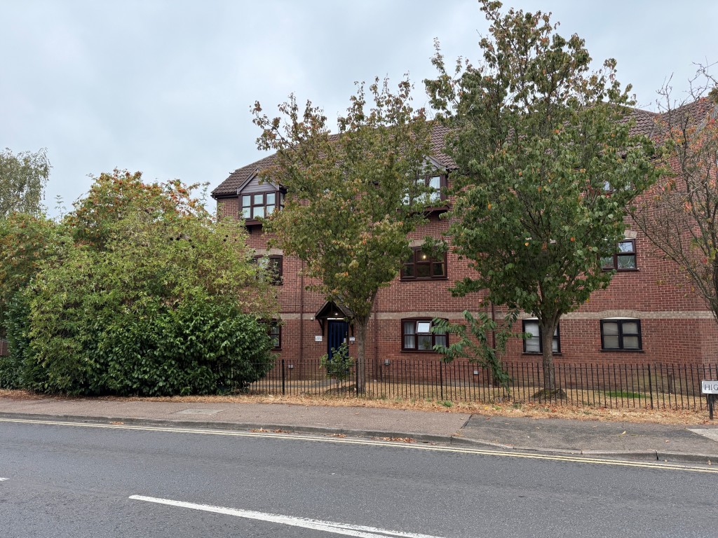 Lot: 146 - VACANT ONE-BEDROOM FIRST FLOOR FLAT FOR IMPROVEMENT - Front elevation from the road side